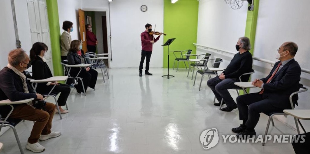 한국의 온정에 답하는 '작은 음악회'