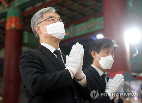 월주스님 조문하는 최재형 전 감사원장