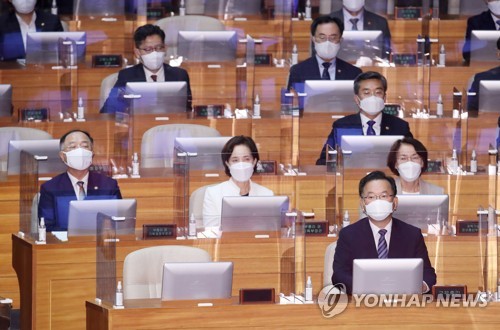 추경안 의결 상황 지켜보는 김부겸 국무총리와 국무위원들