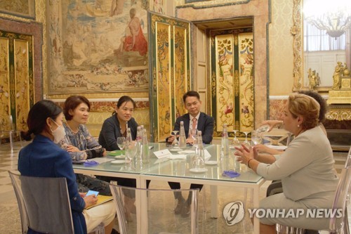 유엔기후변화협약 사무총장과 양자회담하는 한정애 장관