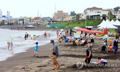 흐린 날씨 속 제주 해수욕장