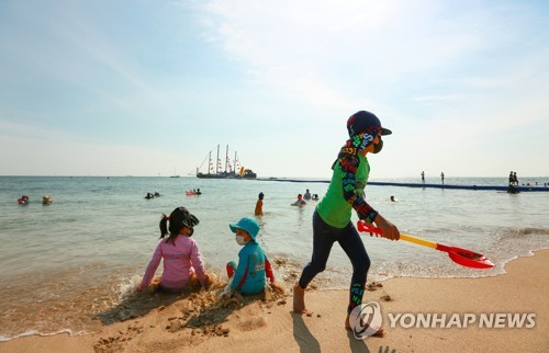 대천해수욕장서 물놀이 즐기는 어린이들