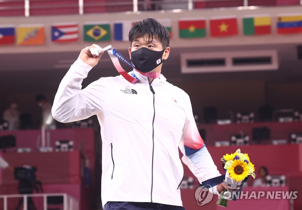 فوز لاعب الجودو الكوري جو غو-هام بالميدالية الفضية فوز لاعب الجودو الكوري جو غو-هام بالميدالية الفضية