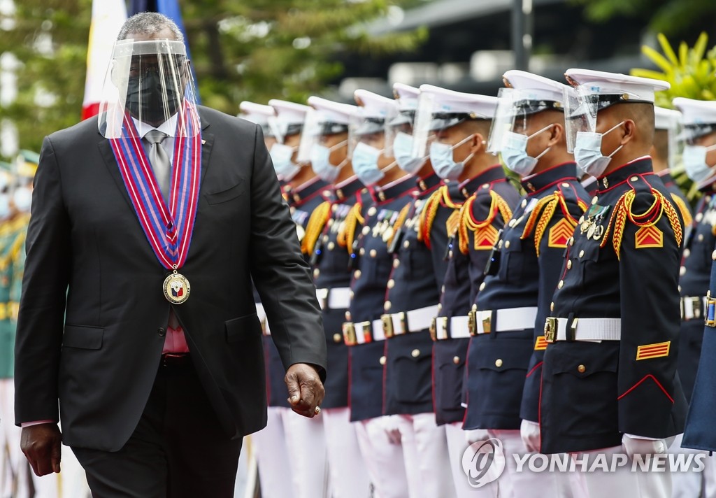 얼굴 가리게 쓰고 필리핀 의장대 사열하는 미 국방장관
