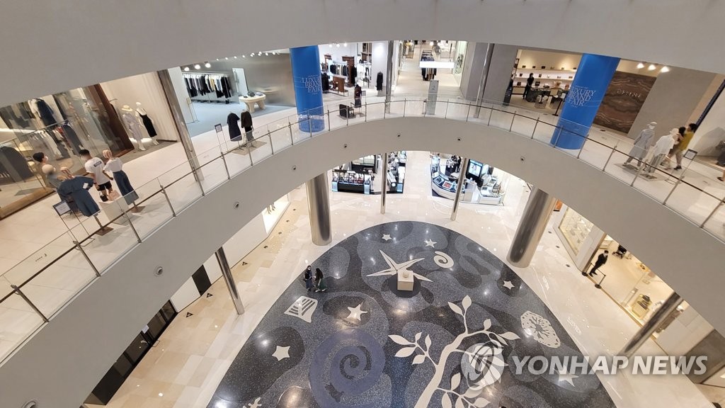 Few people shop at Shinsegae Department Store's Centum City outlet in Busan, 453 kilometers south of Seoul, on July 31, 2021, amid the spreading COVID-19 pandemic. (Yonhap)