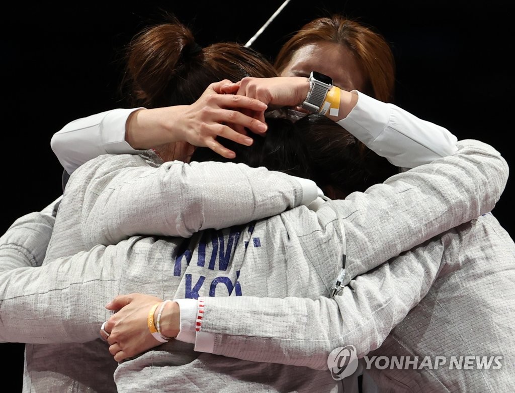 South Korean fencers Kim Ji-yeon, Yoon Ji-su, Choi Soo-yeon and Seo Ji-yeon celebrate their victory over Italy in the bronze medal match of the women's sabre team fencing event at the Tokyo Olympics at Makuhari Messe Hall B in Chiba, Japan, on July 31, 2021. (Yonhap)