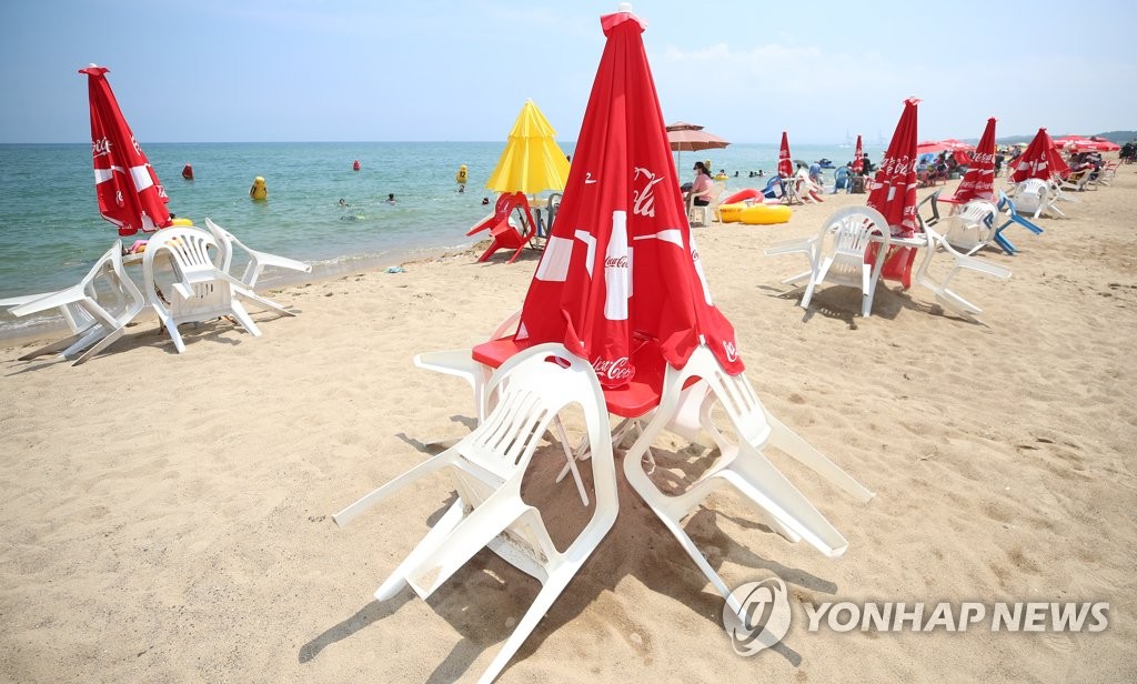 '다 펴지 못한 파라솔'