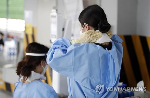 냉목도리 걸치고 더위 맞서는 선별진료소 의료진