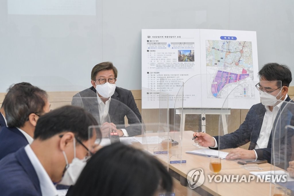 서부산권 제2집무실에서 회의하는 부산시장