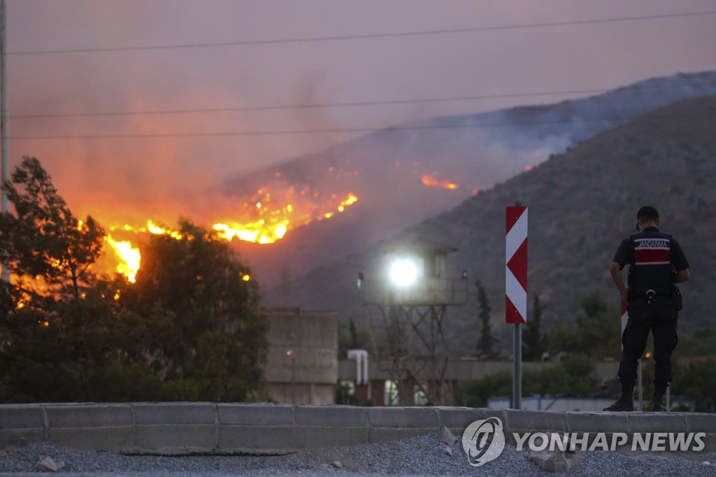 화력발전소 위협하는 터키 남부 대형 산불