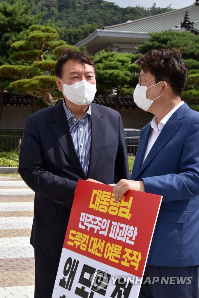 Presidential hopeful cheers lawmaker in protest Presidential hopeful cheers lawmaker in protest