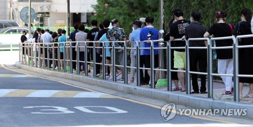 길게 늘어선 코로나19 검사 줄