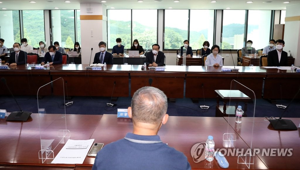 오세정 서울대 총장, 청소노동자·유족 등 간담회