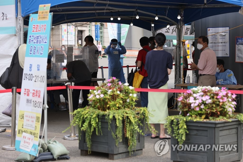 한달 넘게 이어지는 네 자릿수 신규확진