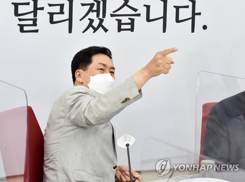 최고위원 간담회에서 대화하는 김기현 원내대표