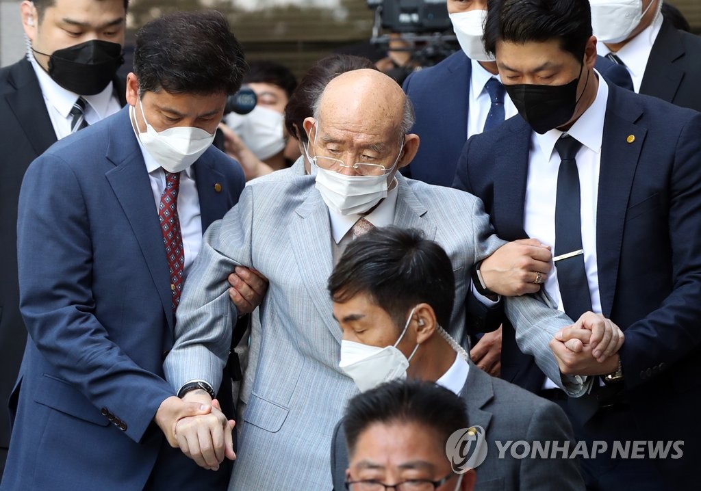 법원 나서는 전두환