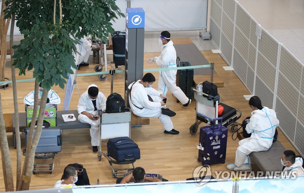 방호복 입은 해외입국자들