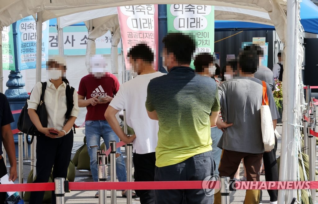 선별진료소 순서 기다리는 시민들