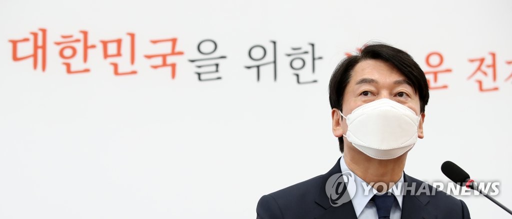 취재진 질문에 답하는 안철수 대표