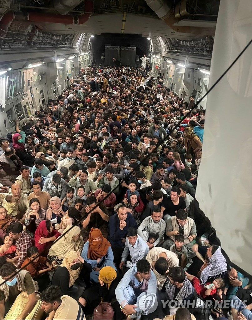아프간 탈출 주민 가득 태운 카타르행 미군 수송기