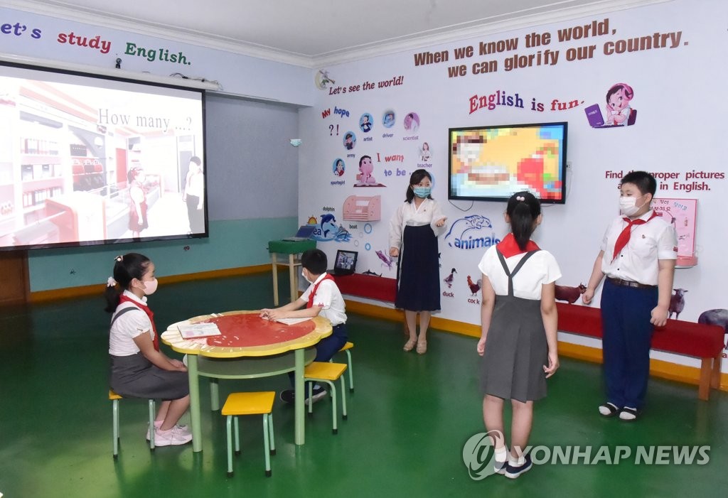 화상 장비로 영어 배우는 북한 초등학생들