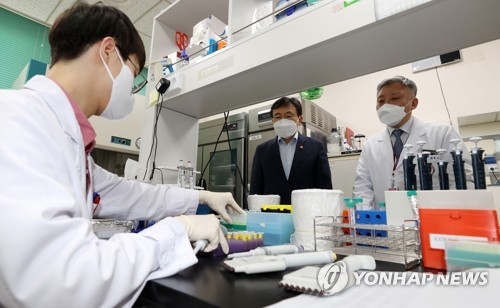 코로나19 백신 개발 지원 임상센터 찾은 권덕철 장관