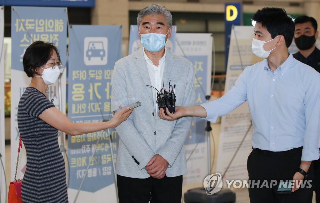 U.S. Special Representative for North Korea Sung Kim (C) speaks to the media upon arrival at Incheon International Airport, west of Seoul, on Aug. 21, 2021, before having talks with his South Korean and Russian counterparts. (Yonhap)