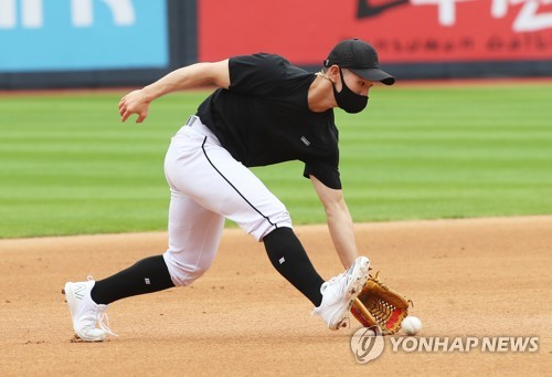 수비하는 김서진