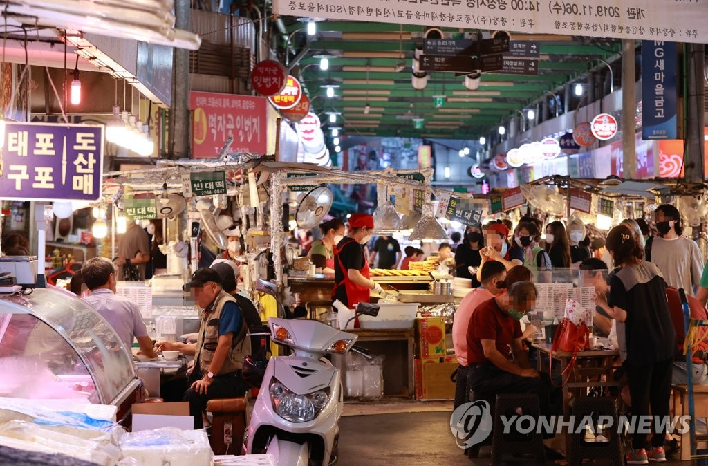 시장에서 가족 지인과 저녁 모임