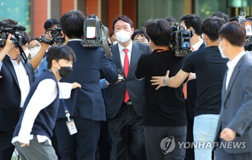 고발사주 의혹 관련 기자회견 마치고 소통관 나서는 윤석열