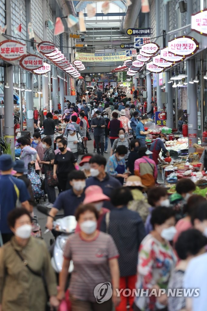 Traditional market ahead of holiday Traditional market ahead of holiday