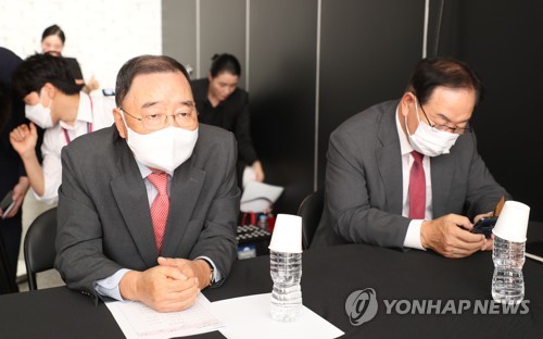 '국민 시그널 면접' 지켜보는 정홍원 선거관리위원장