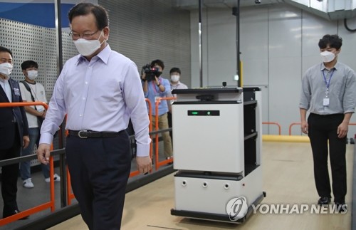 로봇 주행 성능시험 참여하는 김부겸 총리