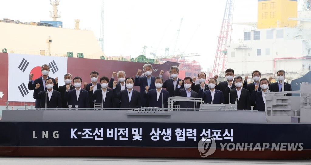 기념촬영하는 문 대통령