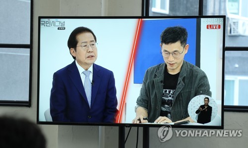 '국민 시그널 면접'에 참가한 홍준표 후보와 면접관 진중권 전 교수