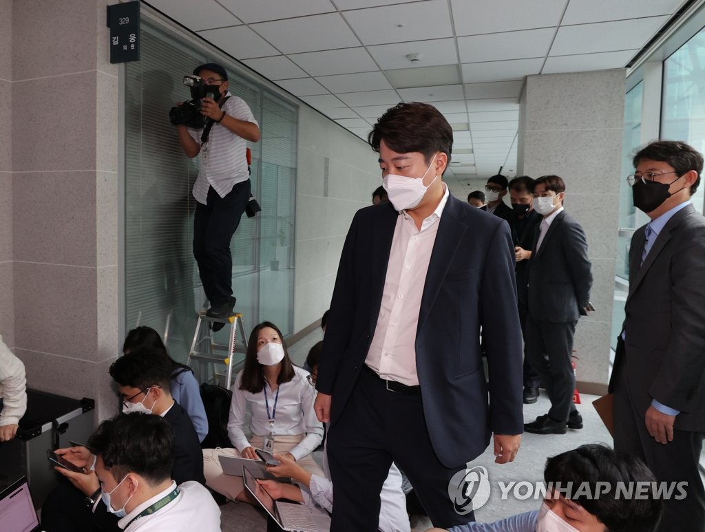 압수수색 진행중인 김웅 의원 사무실 들어가는 이준석 대표