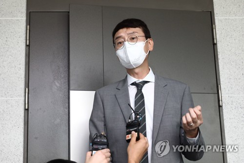 사무실 앞에서 입장 밝히는 김웅 의원