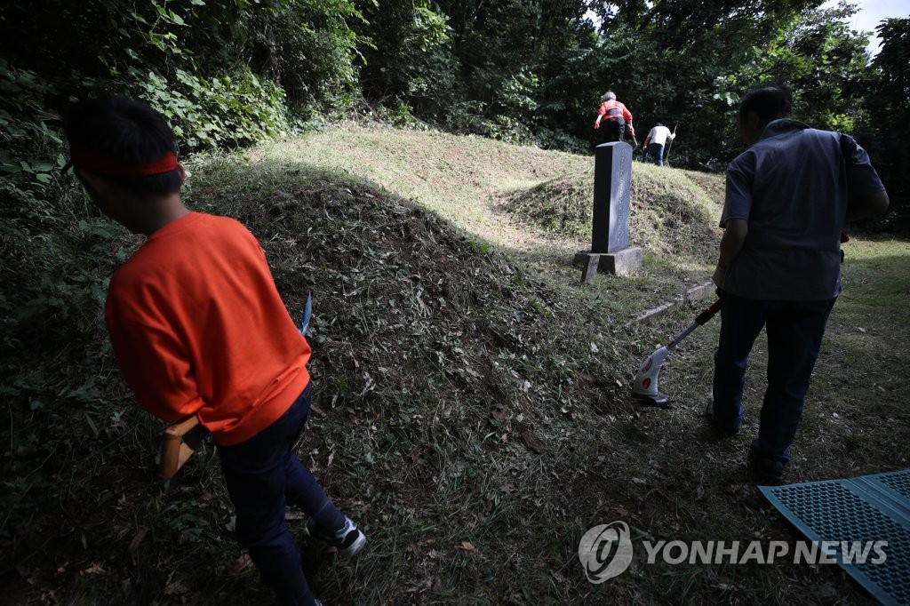 추석 앞두고 벌초하는 시민들