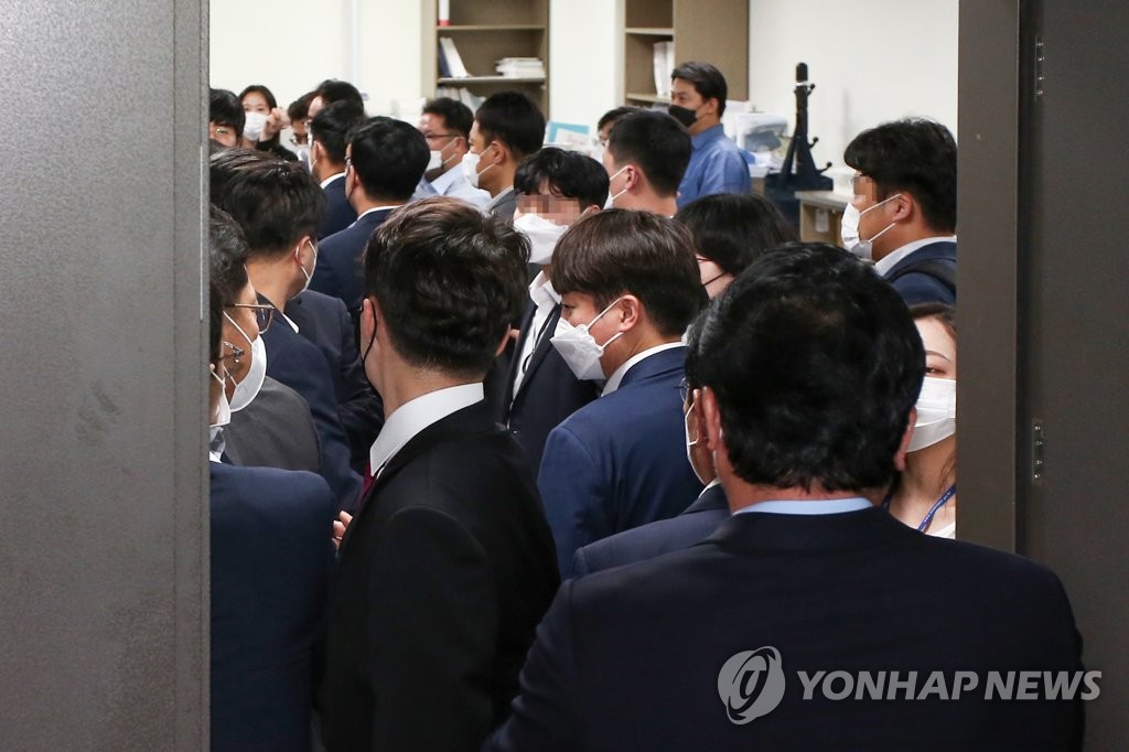 압수수색 재개된 김웅 의원실 들어서는 국민의힘 이준석 대표