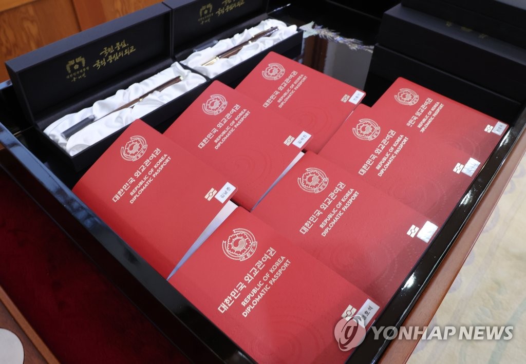 Moon entrega pasaportes diplomáticos a BTS Moon entrega pasaportes diplomáticos a BTS