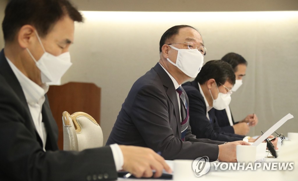 부동산시장 점검 관계장관회의에서 발언하는 홍남기 부총리