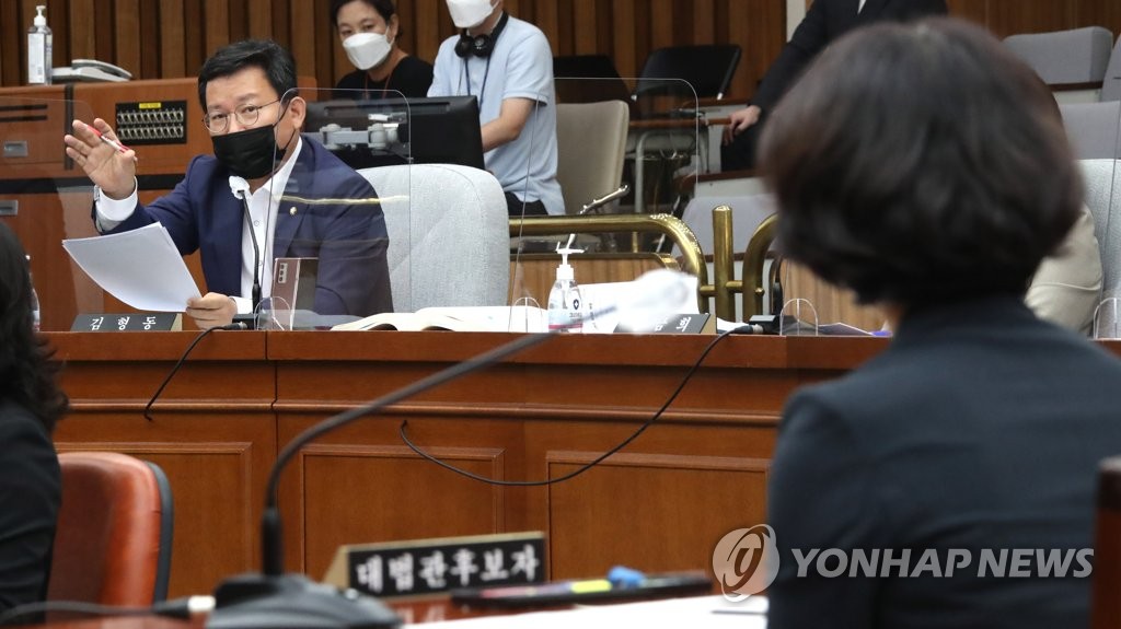 오경미 대법관 후보자에게 질문하는 김형동 의원