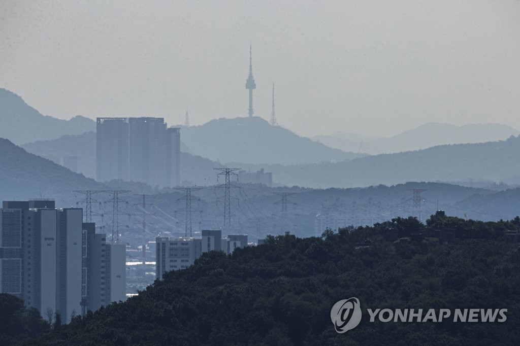 접경지역에서 보이는 서울 남산 타워