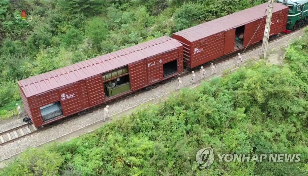 북한, 어제 열차서 탄도미사일 발사…"동해상 800㎞ 목표 타격"