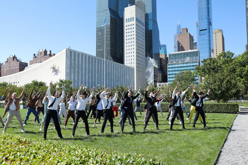 유엔 배경으로 '퍼미션 투 댄스' 군무 펼치는 BTS와 댄서들