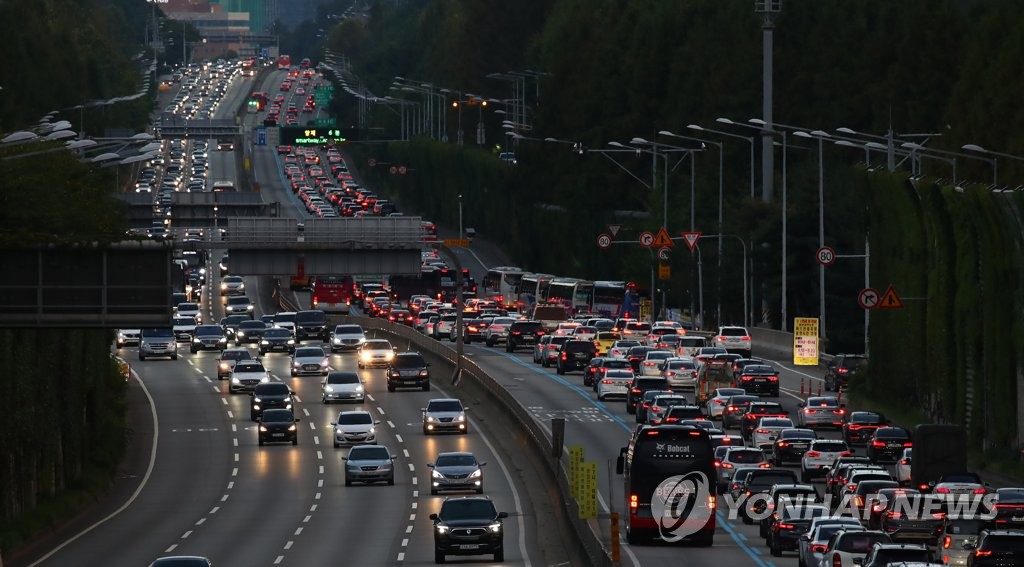 A expressway near Seoul is packed with vehicles on Sept. 22, 2021. (Yonhap)