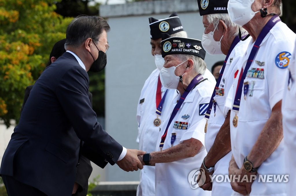 Moon saluda a los veteranos de la Guerra de Corea Moon saluda a los veteranos de la Guerra de Corea