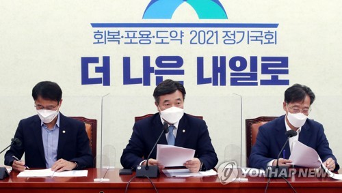 발언하는 윤호중 원내대표