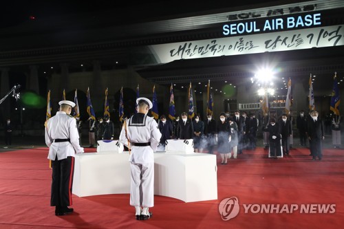 국군 전사자 유해에 묵념하는 문 대통령