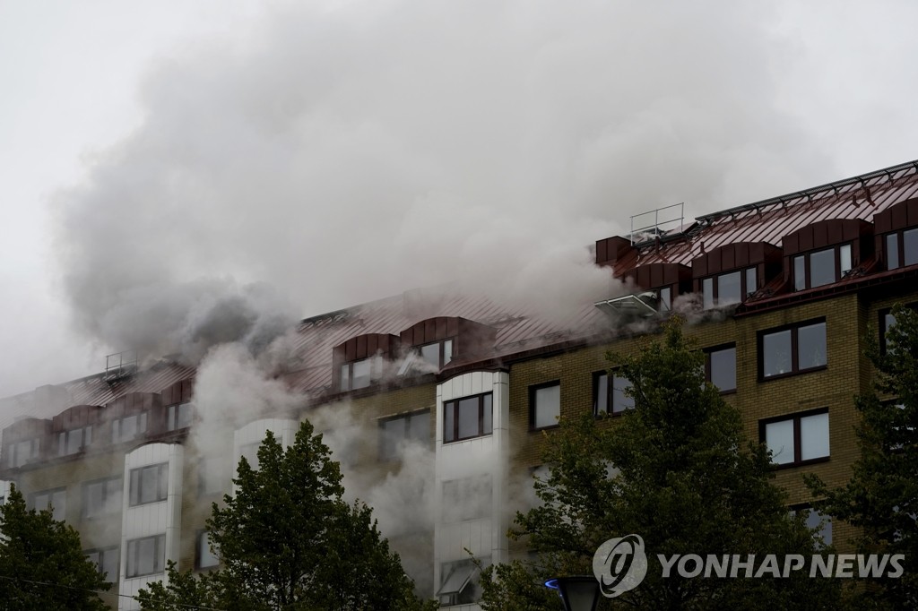 스웨덴 예테보리 아파트 폭발 현장서 솟아나는 연기